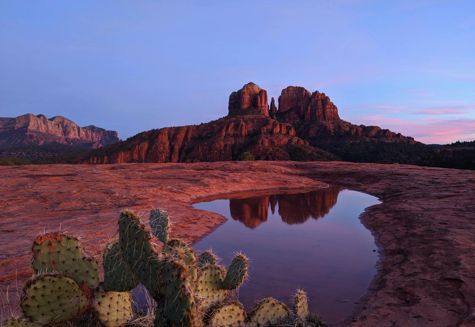 Sedona's red rock formations under a clear Arizona sky — the destination at the end of the Phoenix to Sedona drive on I-17 and the Red Rock Scenic Byway